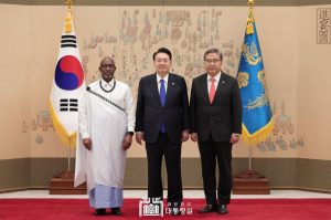 Amb. Nkubito Bakuramutsa yatanze impapuro zo guhagararira u Rwanda muri Korea