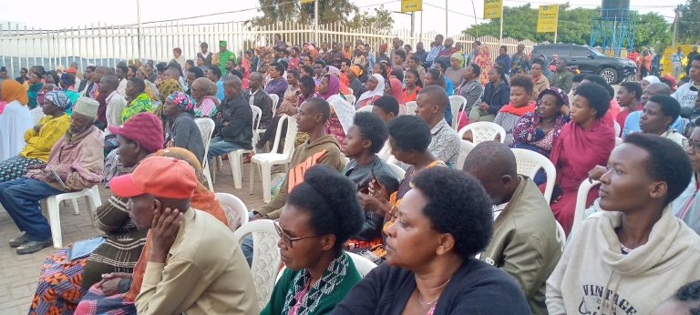 Ruhango: Bababeshya ko baziranye n’abakomeye bakabaka amafaranga ya serivisi