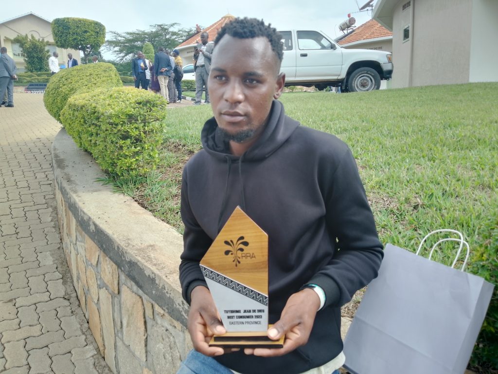 Kwanga gukekwa nk’uwibye ibyo yaguze byatumye yaka fagitire 93 za EBM