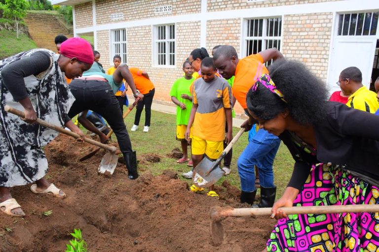 Nyamagabe: Bishimiye gahunda yo gutera ibiti 50 by’imbuto kuri buri shuri