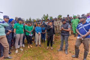 Kicukiro: Ambasade y’u Bushinwa mu Rwanda yifatanyije n’Abaturage mu muganda udasanzwe (Amafoto)