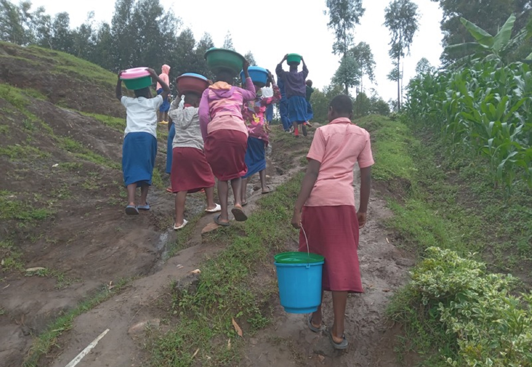 Abanyeshuri bagenda igice cy’ikilometero bikoreye ibiryo bishyushe ku mutwe