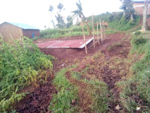 Burera: Babangamiwe n’ishuri rividura ubwiherero ryohereza umwanda mu ngo zabo