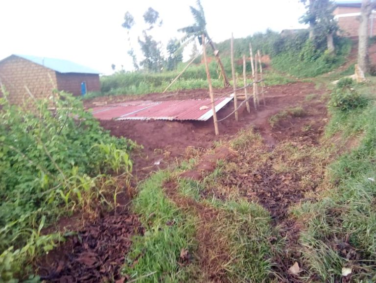 Burera: Babangamiwe n’ishuri rividura ubwiherero ryohereza umwanda mu ngo zabo