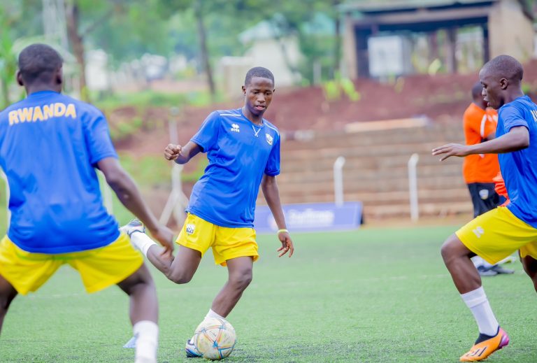 Amavubi U15 yakoreye imyitozo ya mbere muri Uganda (Amafoto)