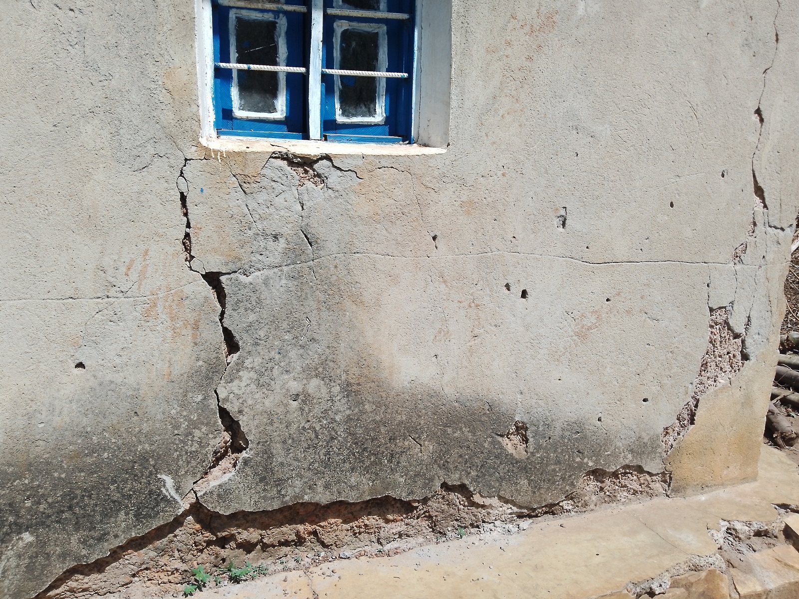 Kirehe: Abasenyewe n’imashini zubaka umuhanda barasaba ingurane