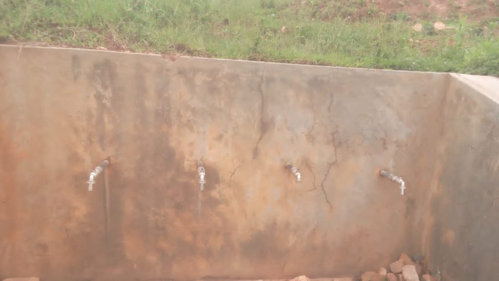 Ngororero: Bamaze imyaka 2 batabona amazi kubera umuyoboro wangijwe n’ibiza
