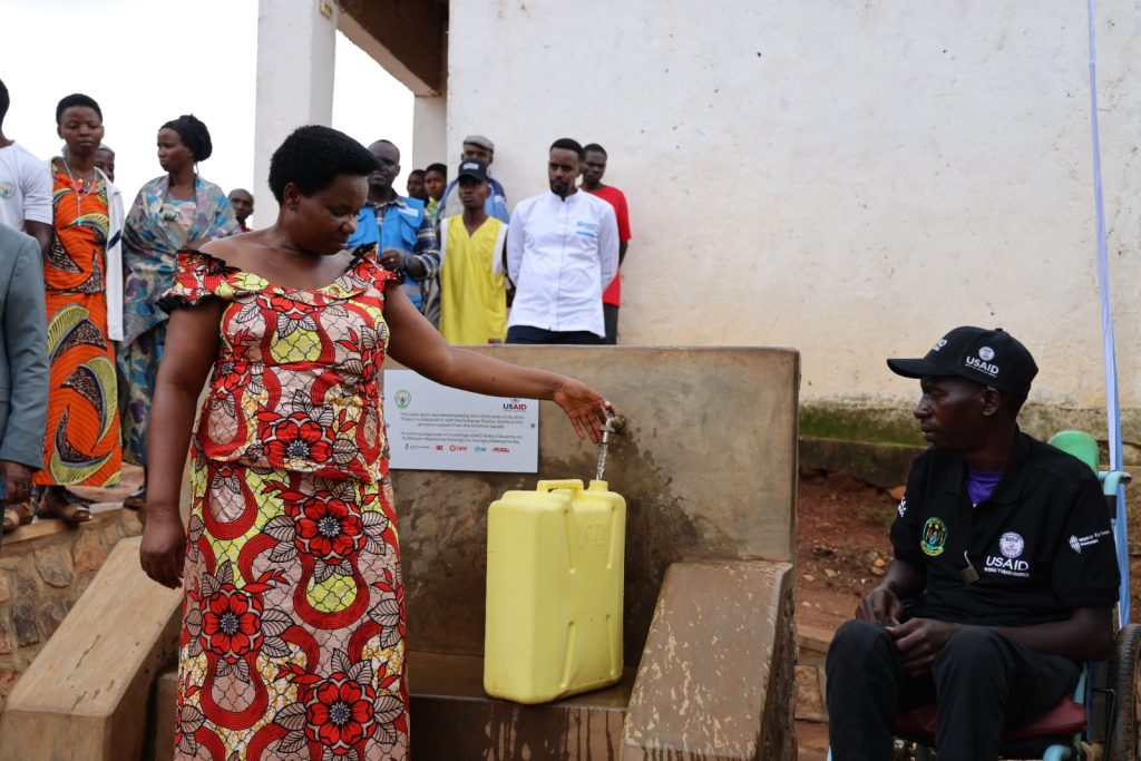 Ruhango: Begerejwe umuyoboro w’amazi watwaye miliyoni 200 Frw basezera ibinamba