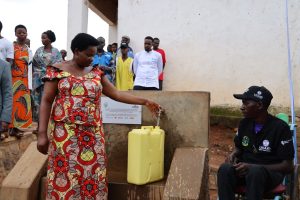 Ruhango: Begerejwe umuyoboro w’amazi watwaye miliyoni 200 Frw basezera ibinamba