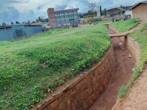 Abatuye mu Mujyi wa Kayonza babangamiwe na ruhurura idatwikiriye