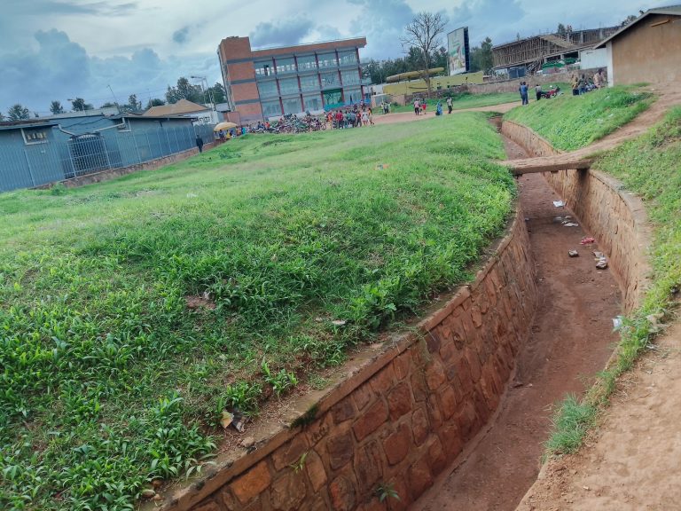 Abatuye mu Mujyi wa Kayonza babangamiwe na ruhurura idatwikiriye