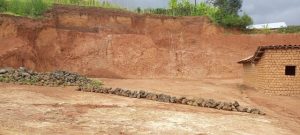 Musanze: Abaturage baratabaza kuko abacukura ibumba babasiga mu manegeka