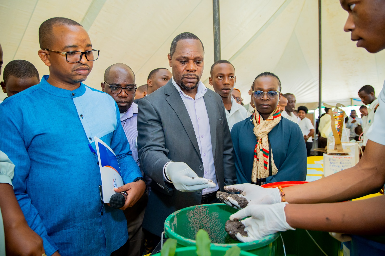 Kigali: Abanyeshuri berekanye udushya bahanze bakabura inkunga