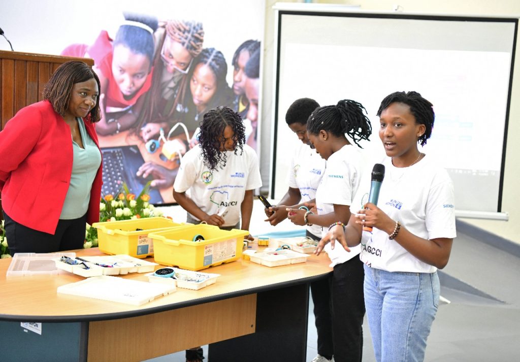 Kwigisha abakobwa ikoranabuhanga ni ukuziba icyuho cy’abiga siyansi- MIGEPROF