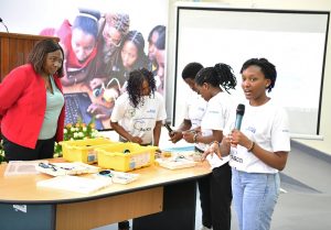 Kwigisha abakobwa ikoranabuhanga ni ukuziba icyuho cy’abiga siyansi- MIGEPROF