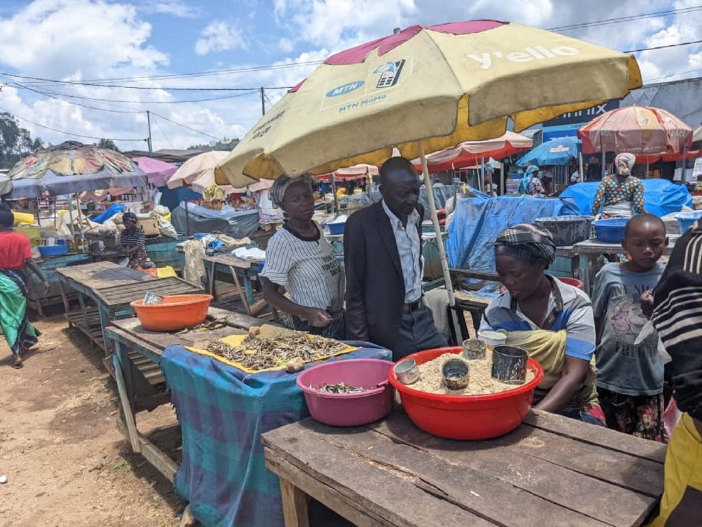 Nyamasheke: Isoko rya Tyazo rimaze imyaka 60 ritagira ubwiherero