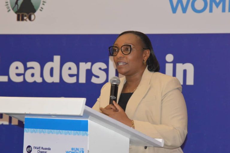 Dr Uwamariya arahamagarira abakobwa gutinyuka ikoranabuhanga