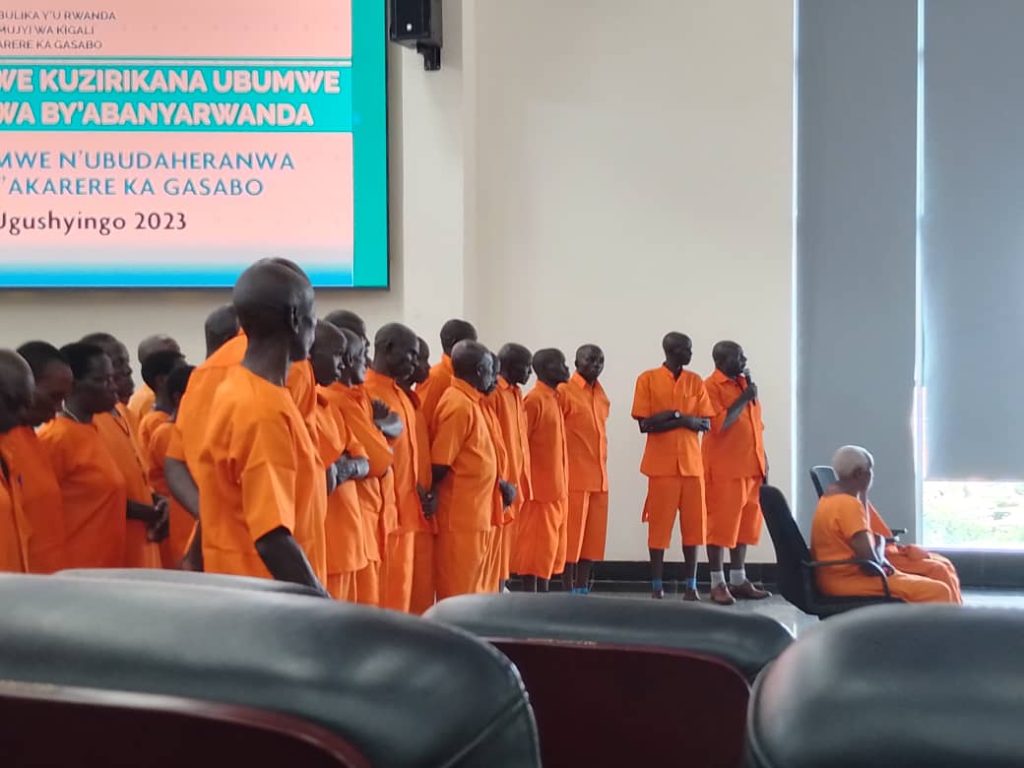 “Mutubwirire Perezida Kagame ko abari inyamaswa bahindutse abantu”