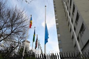 Ibendera rya Loni ryururukijwe kubera abakozi bayo biciwe muri Gaza