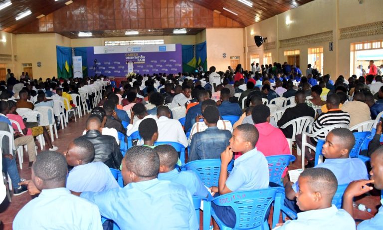 Iburengerazuba: Urubyiruko rweretswe uburyo bwo kwiteza imbere