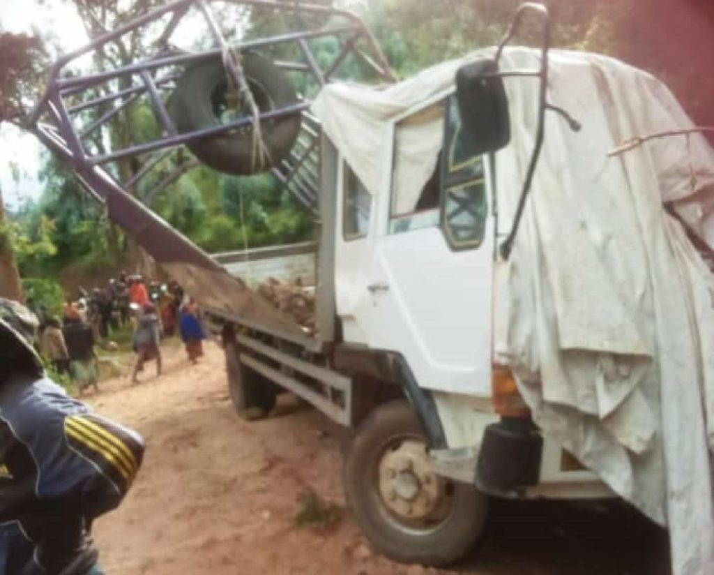 Nyamasheke: Impanuka y’imodoka itwaye ingurube yahitanye umushoferi n’ingurube 12