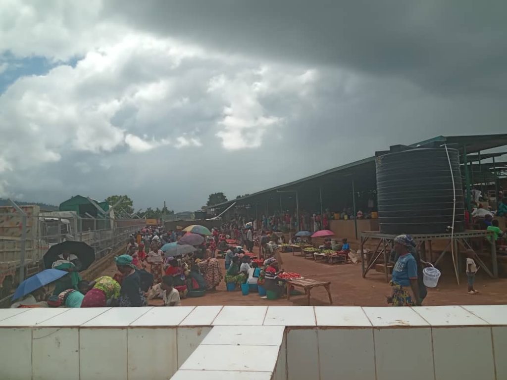 Rusizi:  Ibicuruzwa mu isoko rya Nyakabuye ahadasakaye byibasiwe n’umwanda