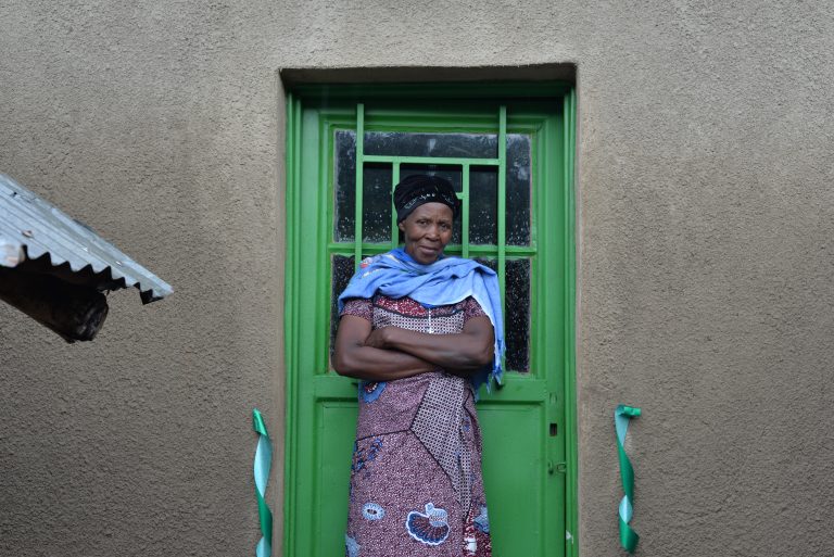 Kamonyi: Umukecuru yasaniwe inzu yongera kumva icyanga cy’ubuzima
