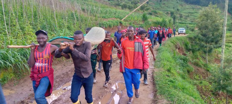 Ngororero: Imihanda yangiritse ituma baheka abarwayi mu ngobyi