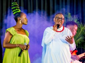 Muyango yangiwe kuva ku rubyiniro n’abo yamurikiye umuzingo w’indirimbo
