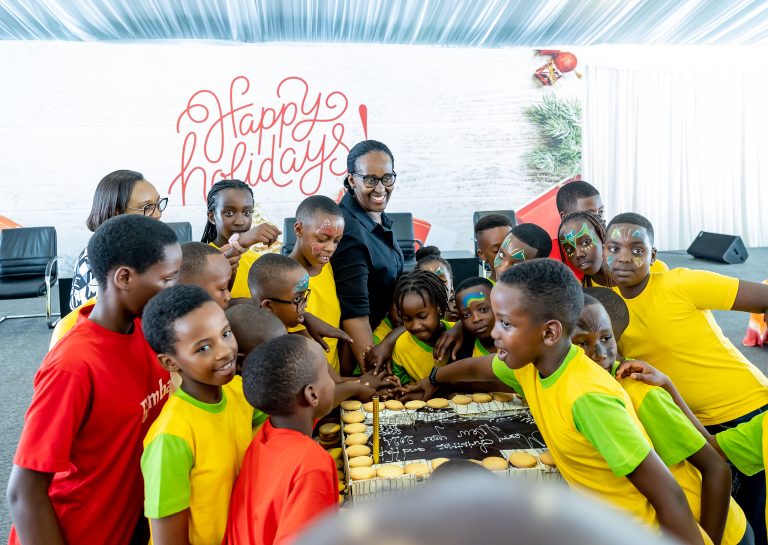 Madamu Jeannette Kagame yakiriye abana basaga 300 bizihiza impera z’umwaka