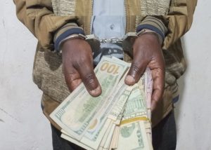 Abantu bane b’i Rubavu bafungiye kuvunja amafaranga mu buryo butemewe