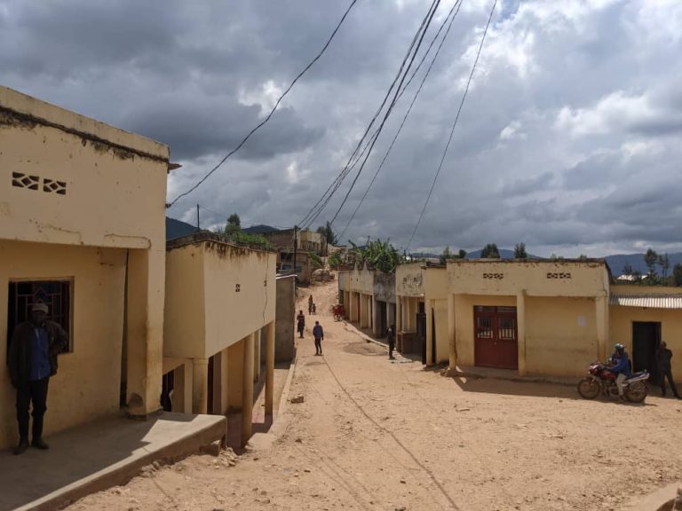 Nyamasheke: Amashanyarazi yahinduye ubuzima bw’abacururiza muri Ville