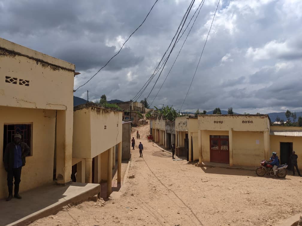 Nyamasheke: Amashanyarazi yahinduye ubuzima bw’abacururiza muri Ville