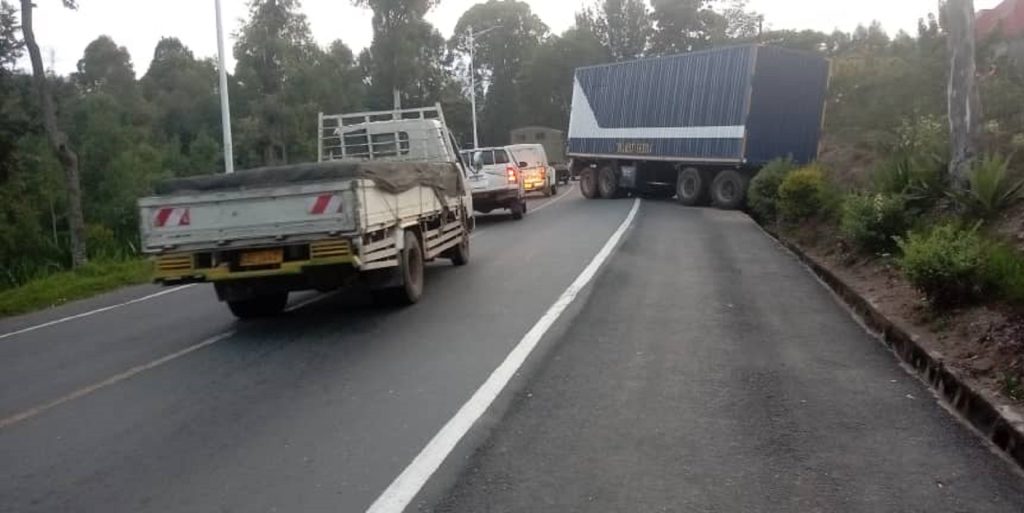 Muhanga: Ikamyo yacomotse icy’inyuma gikomeretsa 2 bari mu modoka