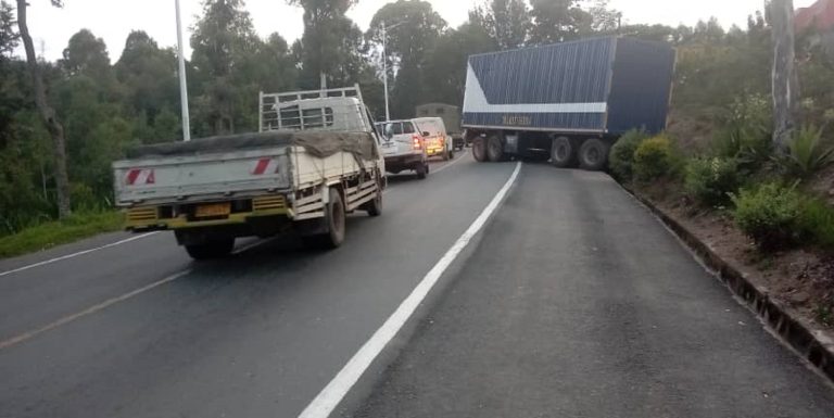 Muhanga: Ikamyo yacomotse icy’inyuma gikomeretsa 2 bari mu modoka