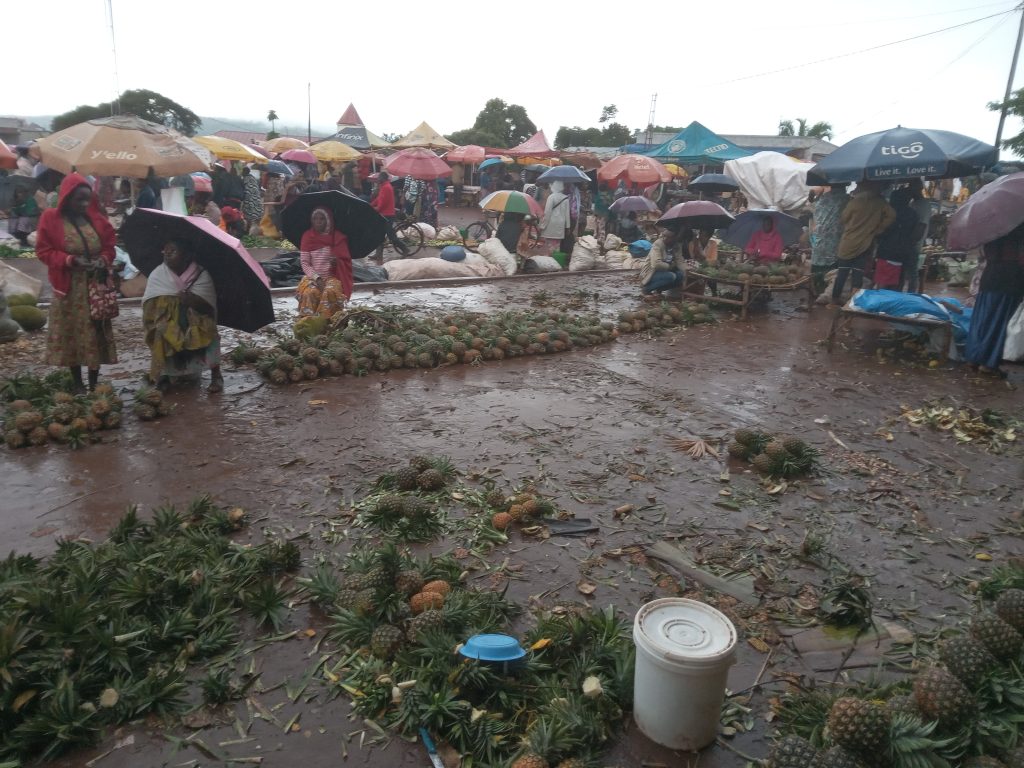 Kirehe: Abacururiza mu isoko rya Nyakarambi babangamiwe no kuba banyagirwa
