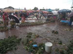 Kirehe: Abacururiza mu isoko rya Nyakarambi babangamiwe no kuba banyagirwa