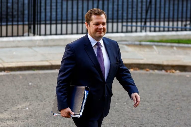 UK: Minisitiri Jenrick yeguye nyuma y’itegeko rigenga kohereza abimukira mu Rwanda
