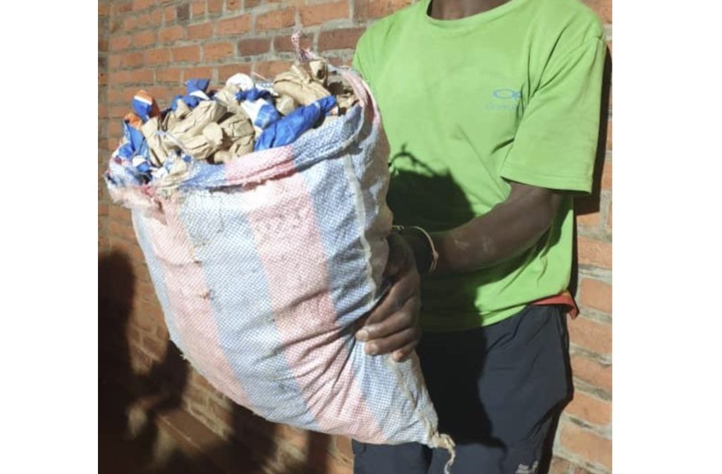 Rusizi: Abaturage bamutangiye amakuru, asanganwa udupfunyika 500 tw’urumogi