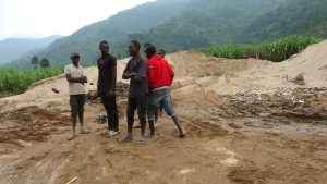 Nyabihu: Abinuraga umucanga mu mugezi wa Giciye barataka kubura akazi