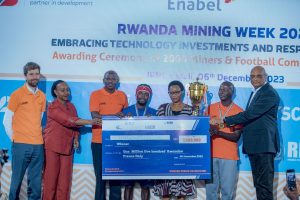 Abakozi 2 000 bigishirijwe gucukura mine ku murimo  bahawe impamyabumenyi