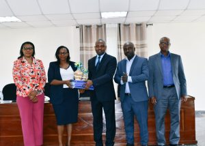 Gakenke: Minisitiri Uwizeye yasabye Meya guteza imbere imibereho y’abaturage