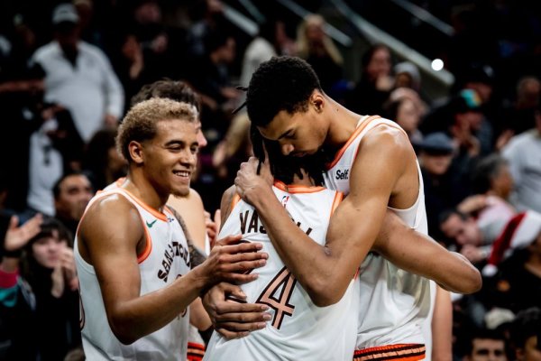 NBA: San Antonio Spurs yabonye itsinzi nyuma y’imikino 18 idatsinda