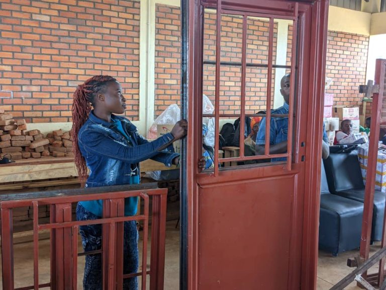Rusizi: Ababyeyi bamwe ni urucantege ku bakobwa biga imyuga
