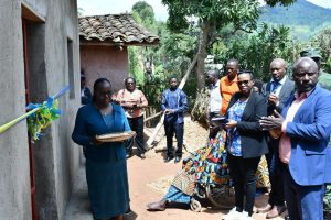 Gakenke: Inkomezabigwi zashyikirije Akizanye inzu zamwubakiye