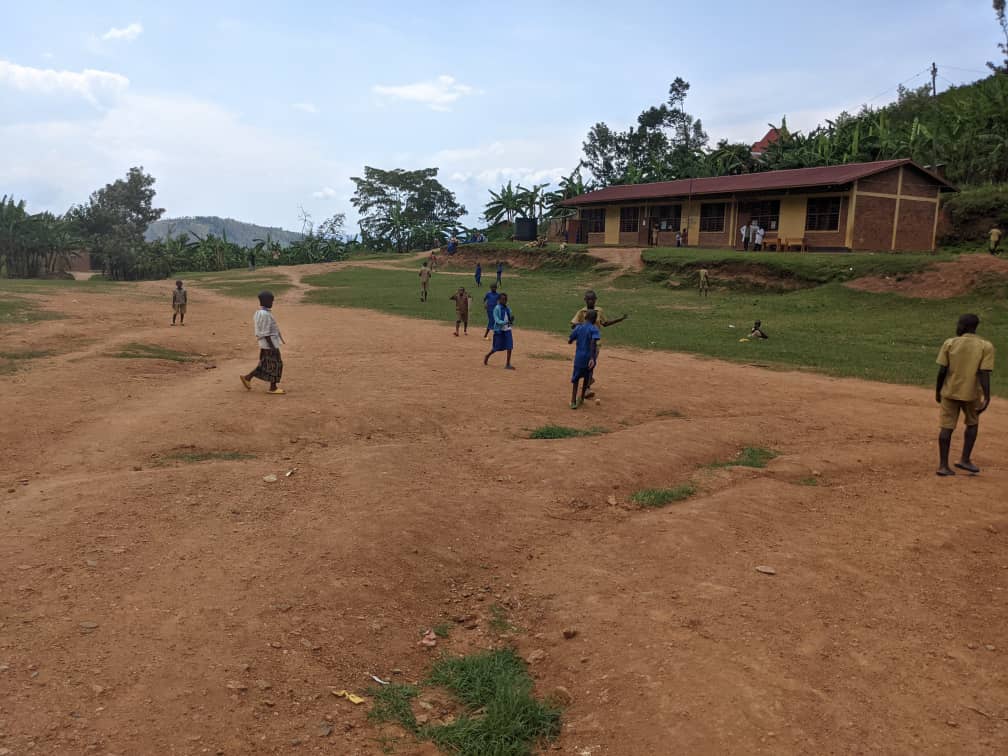 Nyamasheke: Batewe inkeke n’umuhanda uca mu kigo cy’ishuri barereramo