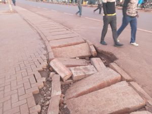 Kirehe: Abakoresha umuhanda Nyakarambi-Rusumo babangamiwe na rigole zangiritse