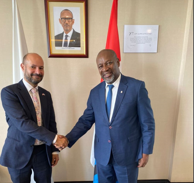 Ambasaderi w’u Bwongereza mu Rwanda yagiranye ibiganiro n’Umunyamabanga Mukuru wa FPR Inkotanyi
