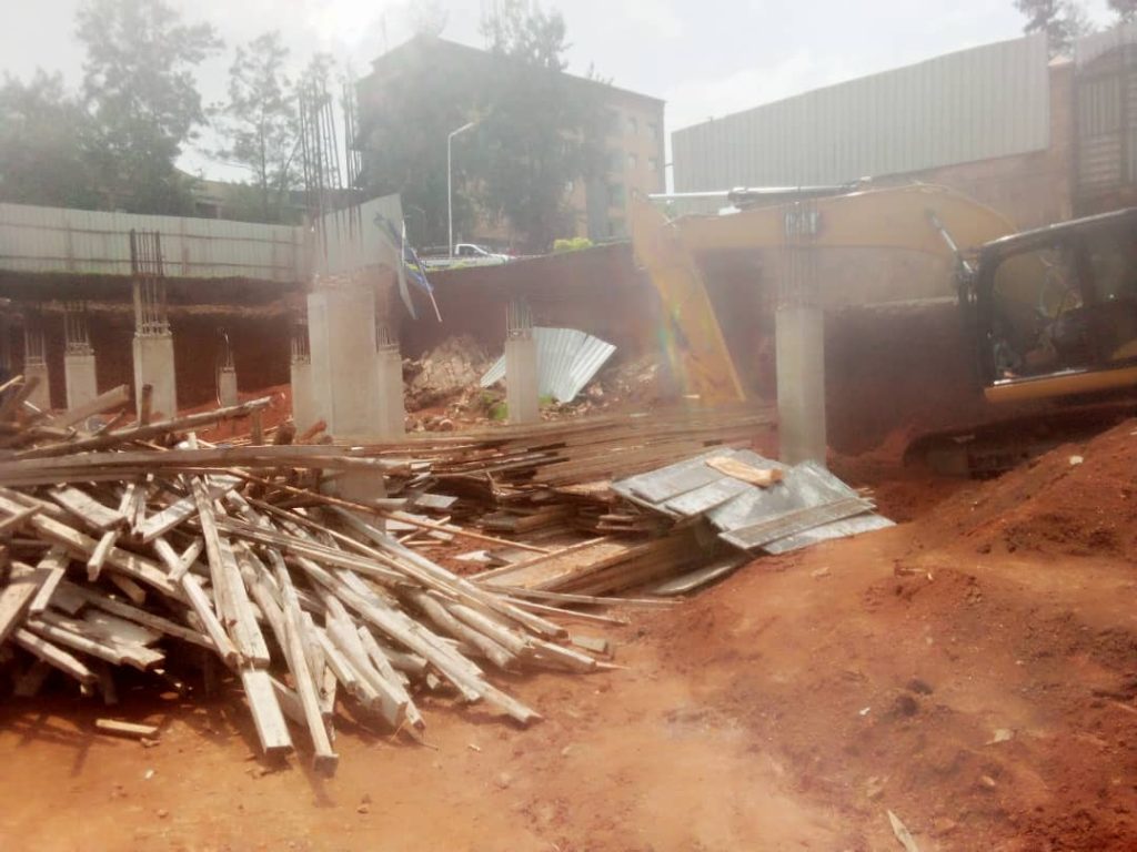 Kigali: Umukingo wagwiriye abakozi 4 bubakaga hoteli umwe ahita apfa         
