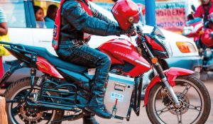 Ikigo gicuruza moto zikoresha amashanyarazi mu Rwanda cyahawe miliyari 24.6 Frw